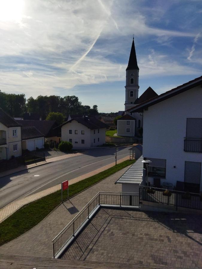 Aussergewoehnliche Atelierferienwohnung Mit Balkon An Der Donau Winzer 外观 照片
